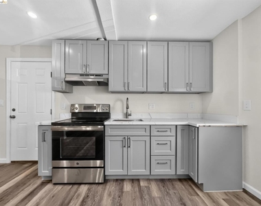 2322 Peachtree Cir - Photo Thumbnail 4