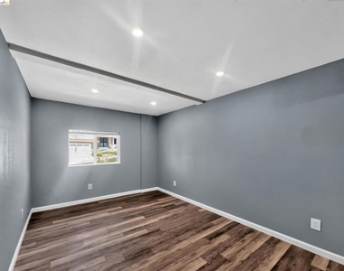 2322 Peachtree Cir - Photo Thumbnail 11