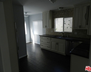 2711 Arizona Avenue - Photo Thumbnail 5