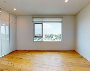938 S Orange Grove Avenue - Photo Thumbnail 18