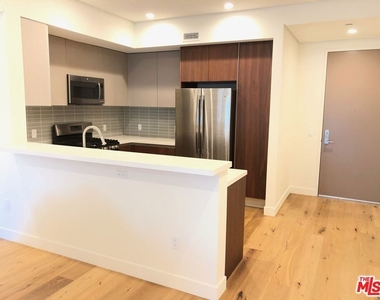 938 S Orange Grove Avenue - Photo Thumbnail 1