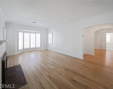 8029 Airlane Avenue - Photo Thumbnail 5