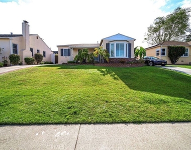 8029 Airlane Avenue - Photo Thumbnail 12