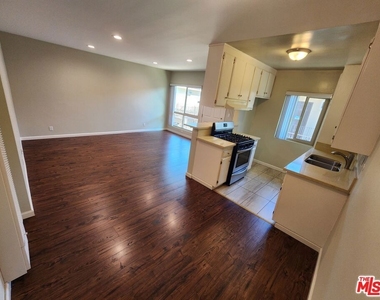 7925 Vineland Avenue - Photo Thumbnail 8