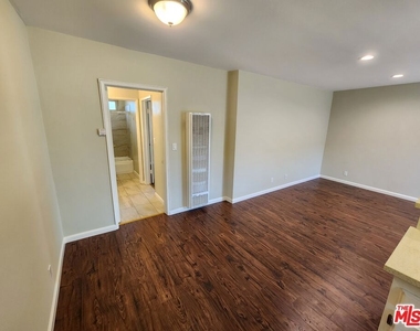 7925 Vineland Avenue - Photo Thumbnail 9