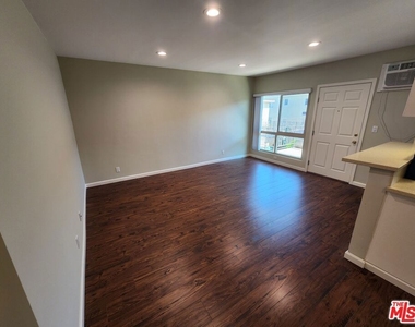 7925 Vineland Avenue - Photo Thumbnail 1