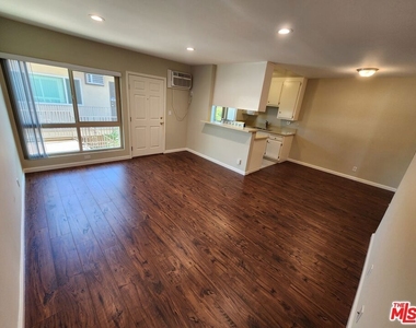 7925 Vineland Avenue - Photo Thumbnail 4