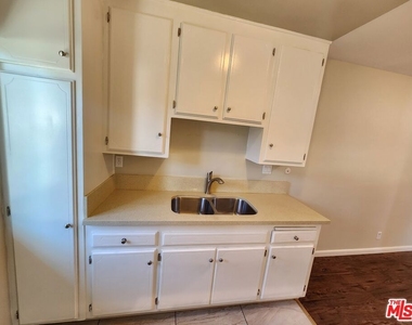 7925 Vineland Avenue - Photo Thumbnail 13