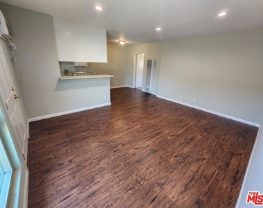 7925 Vineland Avenue - Photo Thumbnail 3