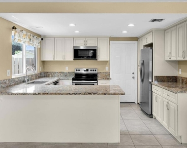 853 Hale Ct - Photo Thumbnail 3