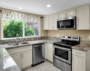 853 Hale Ct - Photo Thumbnail 2