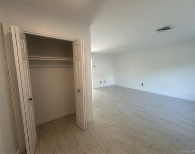 256 Quassaick Avenue - Photo Thumbnail 2