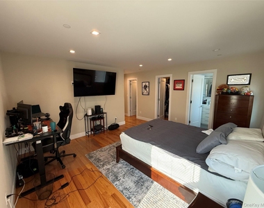648 E Broadway - Photo Thumbnail 11