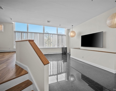 520 Ashford Avenue - Photo Thumbnail 5