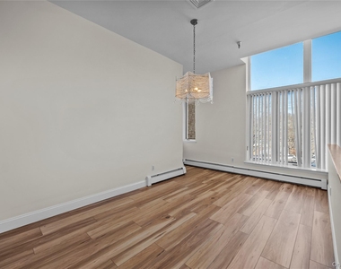 520 Ashford Avenue - Photo Thumbnail 7