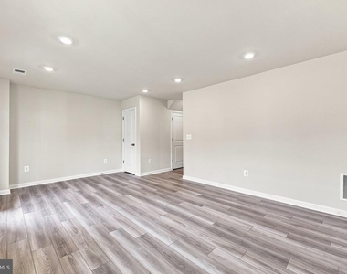 394 Seeback Dr - Photo Thumbnail 5