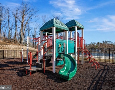 2585 Eastbourne Drive - Photo Thumbnail 7