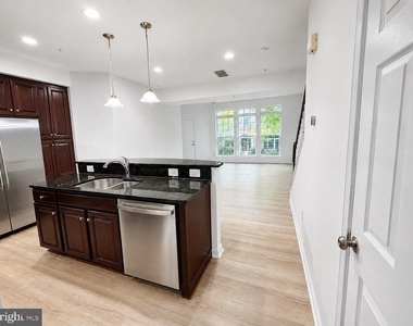 2585 Eastbourne Drive - Photo Thumbnail 13