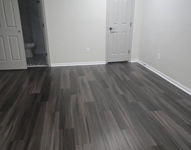 905 Woodbridge Court - Photo Thumbnail 14