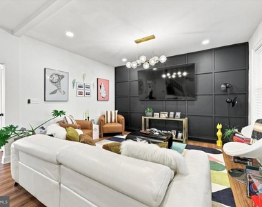 705 W 19th Street - Photo Thumbnail 2