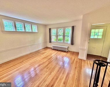 4422 Greenwich Parkway Nw - Photo Thumbnail 3