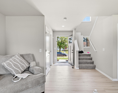 15185 Hanover Avenue - Photo Thumbnail 3