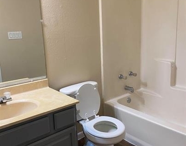139 Elm Dr - Photo Thumbnail 3