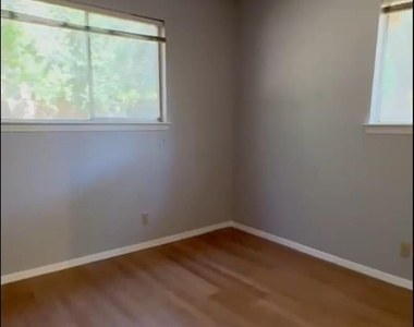 11510 Oak View Dr - Photo Thumbnail 3