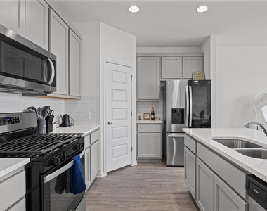 6915 Tiznow Ln - Photo Thumbnail 7