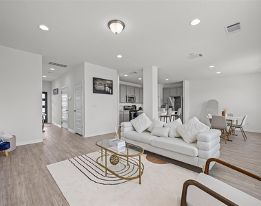 6915 Tiznow Ln - Photo Thumbnail 1