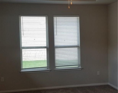 908 Kingston Pl - Photo Thumbnail 7