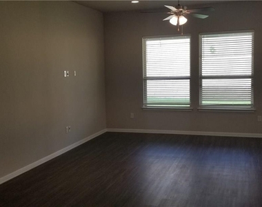 908 Kingston Pl - Photo Thumbnail 5