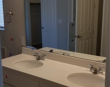 908 Kingston Pl - Photo Thumbnail 18