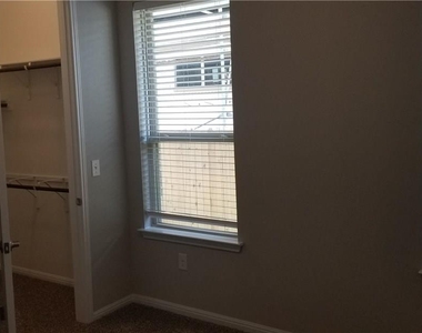 908 Kingston Pl - Photo Thumbnail 9