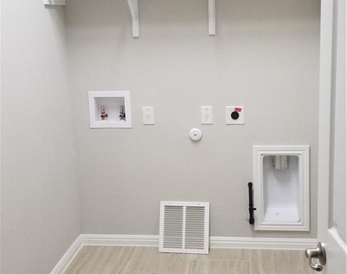 908 Kingston Pl - Photo Thumbnail 12