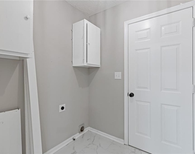 1111 Pin Oak Drive - Photo Thumbnail 11