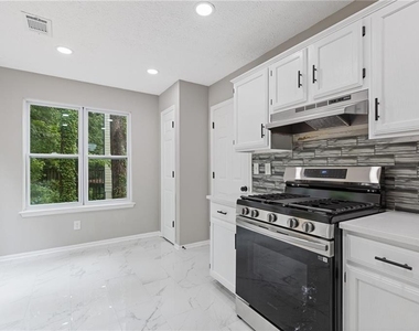 1111 Pin Oak Drive - Photo Thumbnail 7
