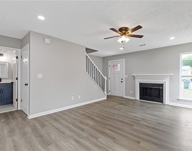 1111 Pin Oak Drive - Photo Thumbnail 5