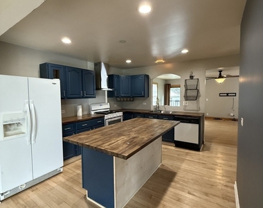 479 N Elm Avenue - Photo Thumbnail 3