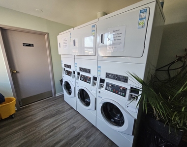 2250 N Lincoln Avenue - Photo Thumbnail 1