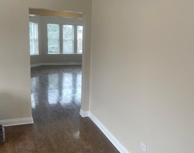 7743 S East End Avenue - Photo Thumbnail 4