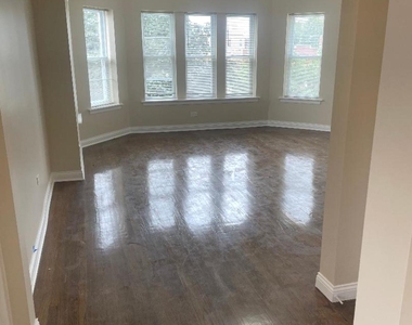 7743 S East End Avenue - Photo Thumbnail 1