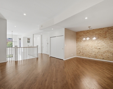 626 W Buckingham Place - Photo Thumbnail 3