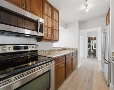 111 E Chestnut Street - Photo Thumbnail 9