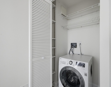 111 E Chestnut Street - Photo Thumbnail 14