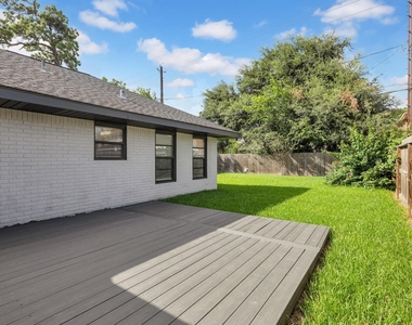 3327 Wentworth Street - Photo Thumbnail 4