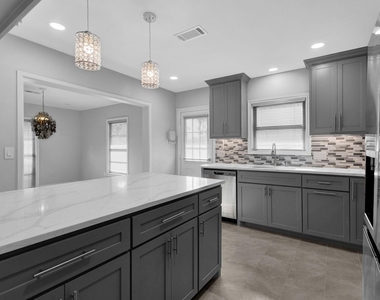 3327 Wentworth Street - Photo Thumbnail 9