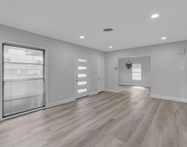 3327 Wentworth Street - Photo Thumbnail 6