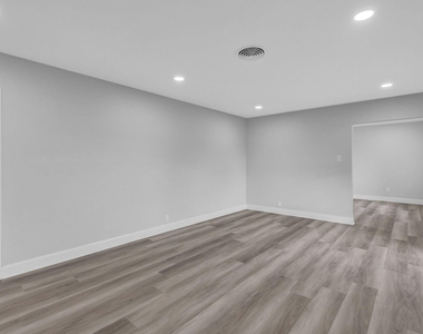 3327 Wentworth Street - Photo Thumbnail 11