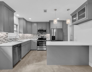 3327 Wentworth Street - Photo Thumbnail 8